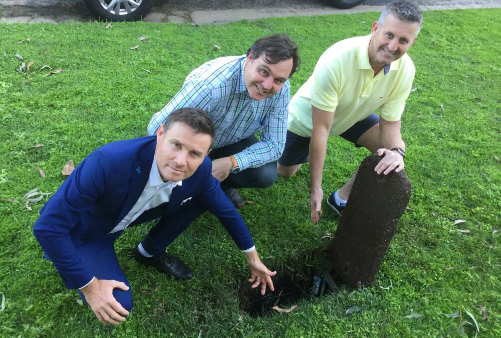 NBN ROLL-OUT: MP Andrew Laming, state MP Matt McEachan and local David Bourke at Thornlands.