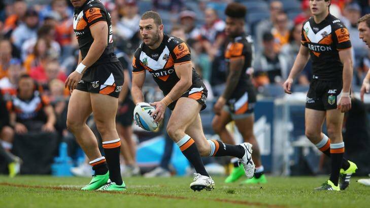 The unhappy hooker: Robbie Farah runs the ball during the round 25 NRL match between the Wests Tigers and the New Zealand Warriors at Campbelltown Sports Stadium. Farah is fuming after being told to look elsewhere in 2016. Photo: Mark Kolbe