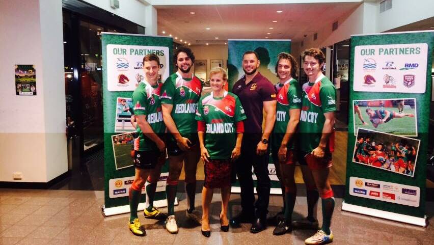  Broncos player Mitchell Dodds and WM-RC players with Mayor Karen Williams and their “Visit Redland City” jerseys.