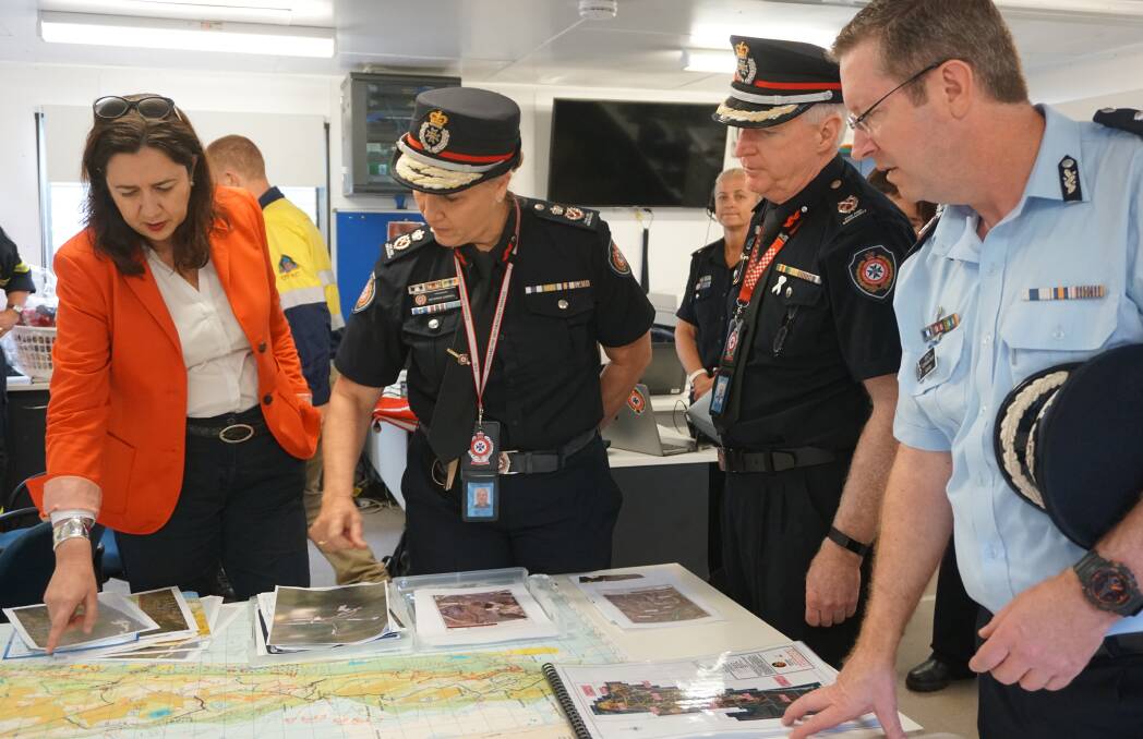 Permier Annastacia Palaszczuk‏ with Queensland Fire and Emergency Services Commissioner Katarina Carroll inspects Straddie's bushfire maps.