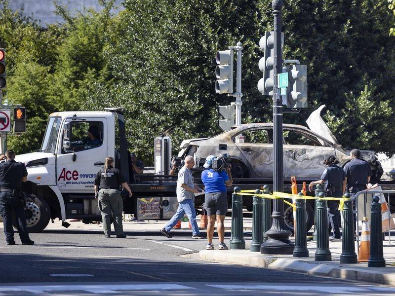 A tow truck removes a car that crashed into a US Capitol barricade in Washington. (EPA PHOTO)