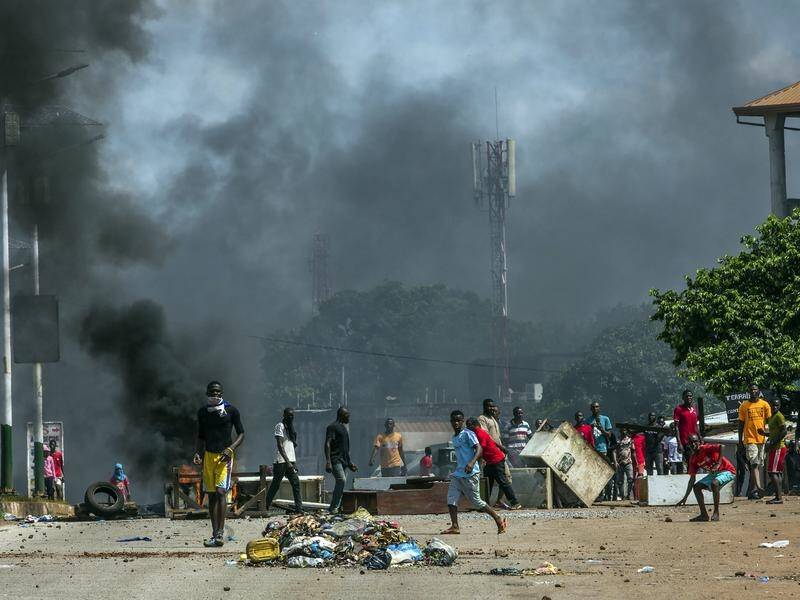 At least six people died in police clashes with supporters of Guinea's opposition leader in Conakry.