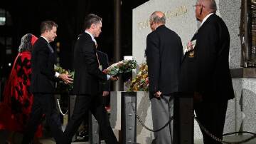 A large crowd gathered at the Sydney Cenotaph for the dawn service before wreaths were laid. (Dean Lewins/AAP PHOTOS)
