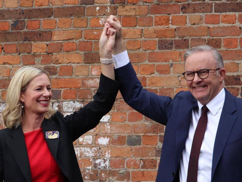Tasmanian Labor leader Rebecca White and Prime Minister Anthony Albanese at the campaign launch. (Ethan James/AAP PHOTOS)
