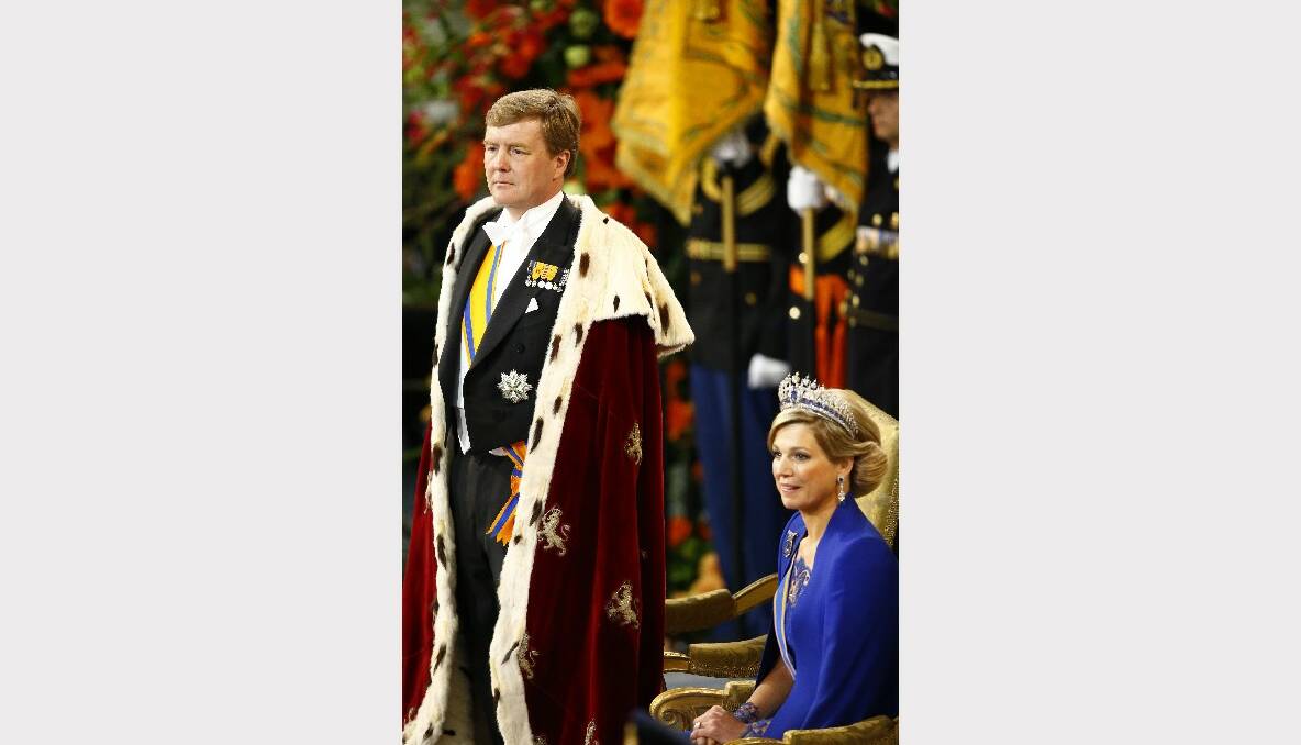  King Willem Alexander of the Netherlands stands alongside Queen Maxima of the Netherlands during his inauguration
