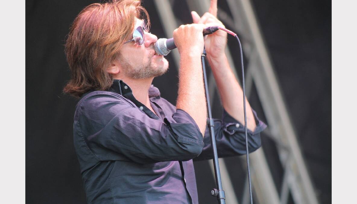 Tex Perkins performed with The Dark Horses.