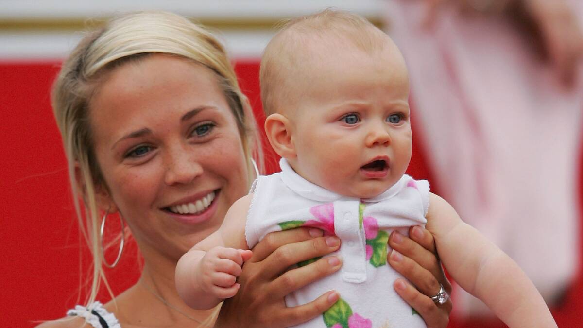 2006: Bec Cartwright, actress and wife of Lleyton Hewitt watches with daughter Mia during Day 7 of the Stella Artois Championships. Photo by Clive Rose/Getty Images